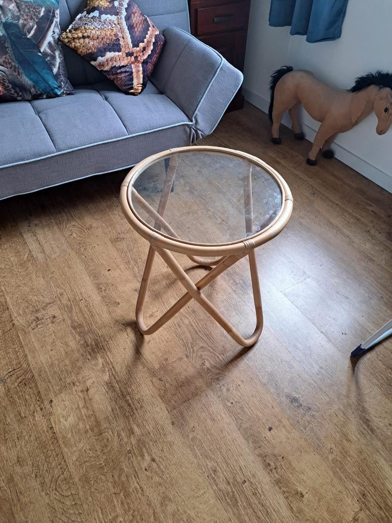 Rieten bijzettafel met glazen blad, Huis en Inrichting, Tafels | Salontafels, Ophalen, Minder dan 50 cm, Gebruikt, Minder dan 50 cm