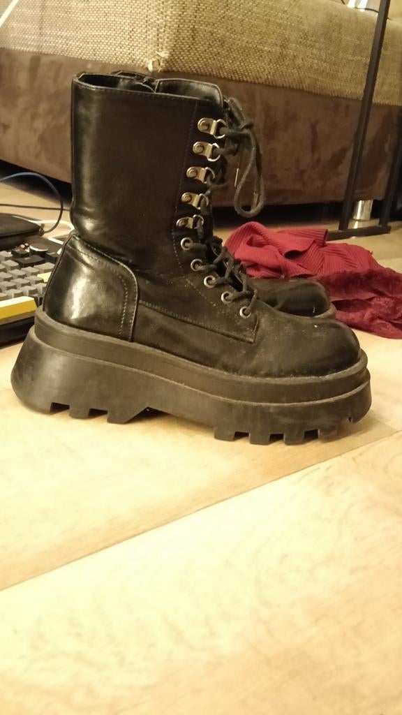 Zwarte enkellaarsjes met dikke zool, Zwart, Lage of Enkellaarzen, Ophalen of Verzenden, Onbekend