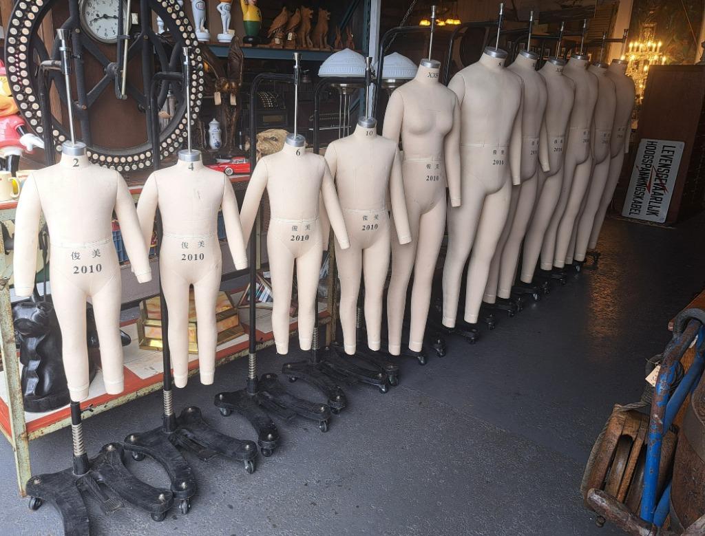 Confectiepop of etalagepop op een gietijzeren voet 11 stuks, Ophalen