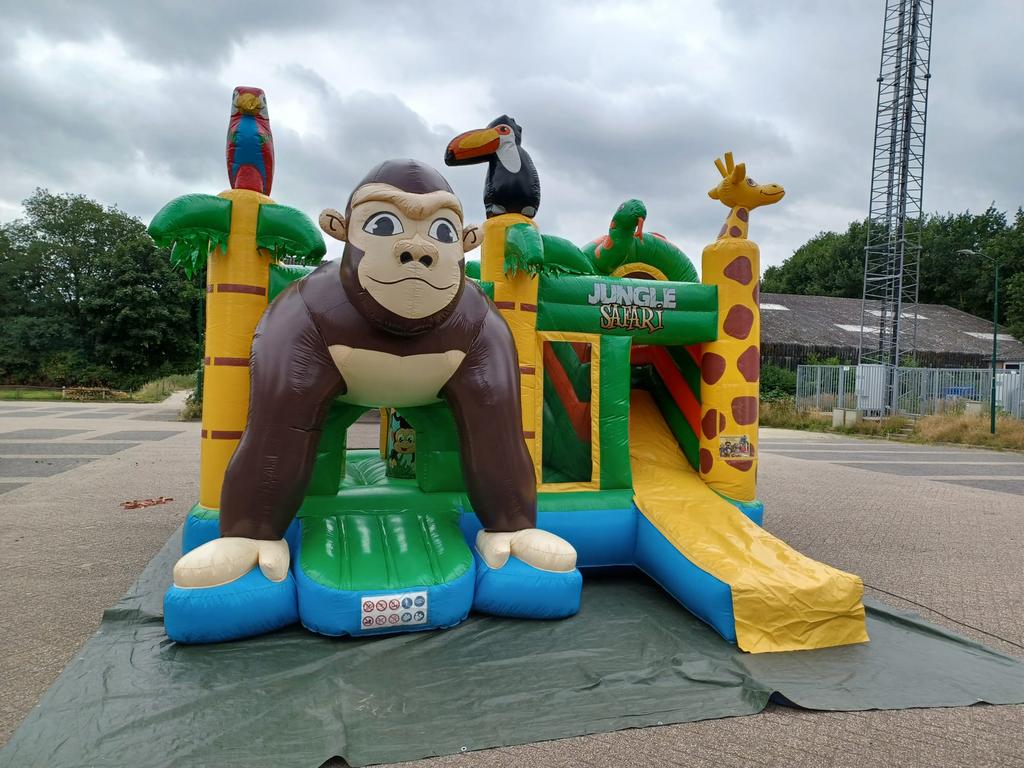 Jungle Multiplay springkussen met glijbaan te huur, Hobby en Vrije tijd, Feestartikelen | Verhuur, Zo goed als nieuw, Overige