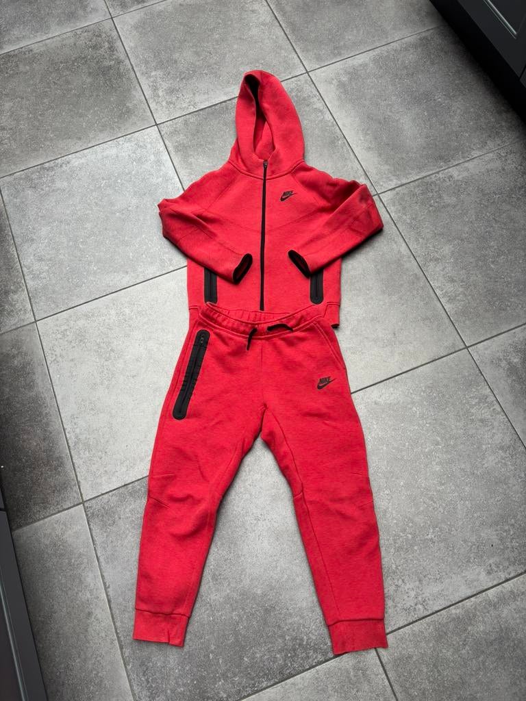 Nike tech fleece trainingspak rood, maat M, 137-147cm, Ophalen of Verzenden, Gebruikt, Jongen, Setje