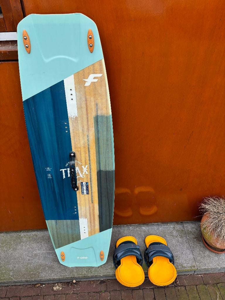 F-One Trax kiteboard met pads, Watersport en Boten, Kitesurfen, Gebruikt, Kiteboard, 4 m² of minder, Twintip, Ophalen
