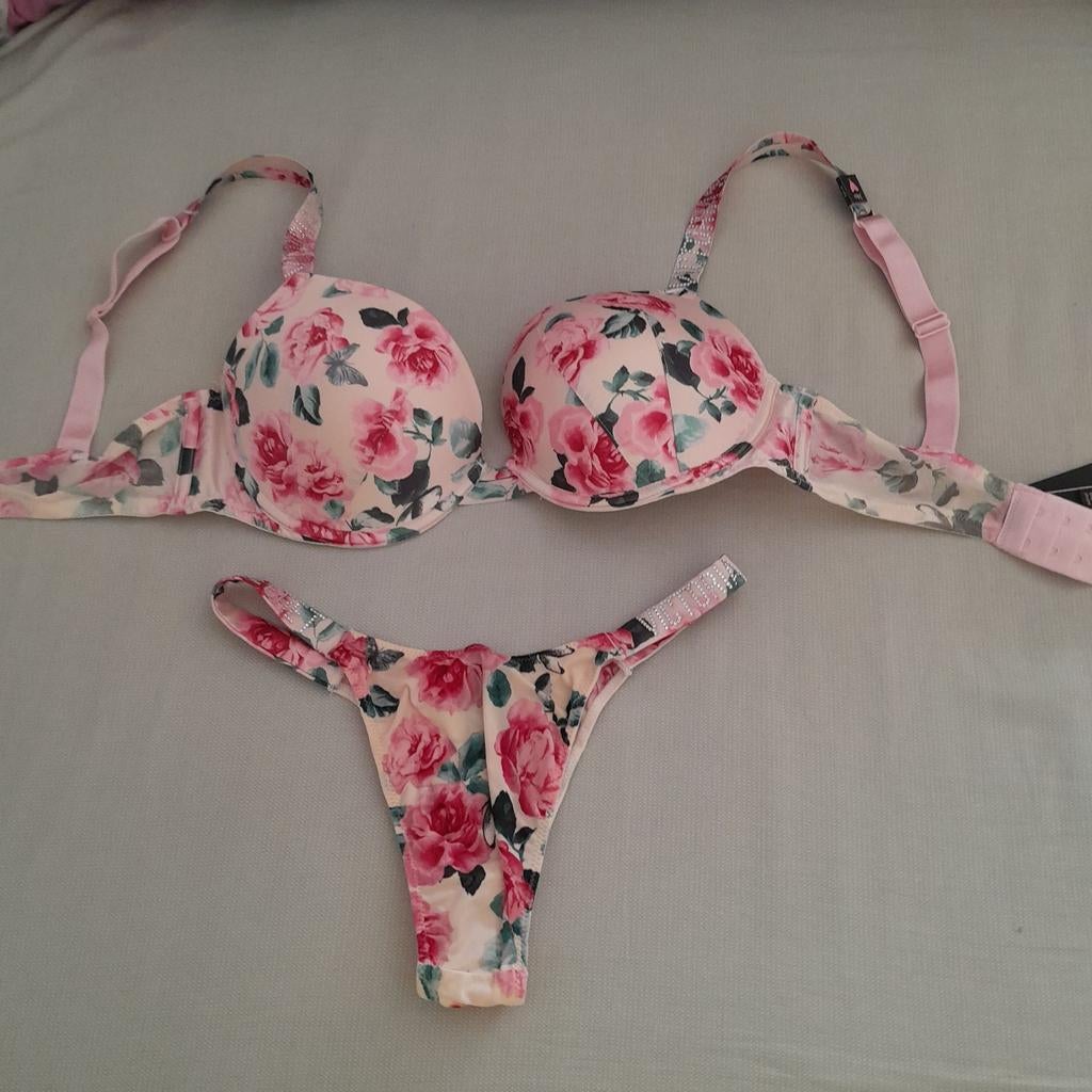 Nieuw. Victoria's Secret setje S/M. Bh 34D, Ophalen of Verzenden, Nieuw, Victoria's Secret