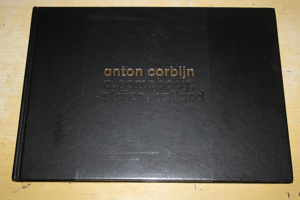 Anton Corbijn a somebody Strijen Holland gesigneerd, Ophalen of Verzenden, Zo goed als nieuw, Fotografen