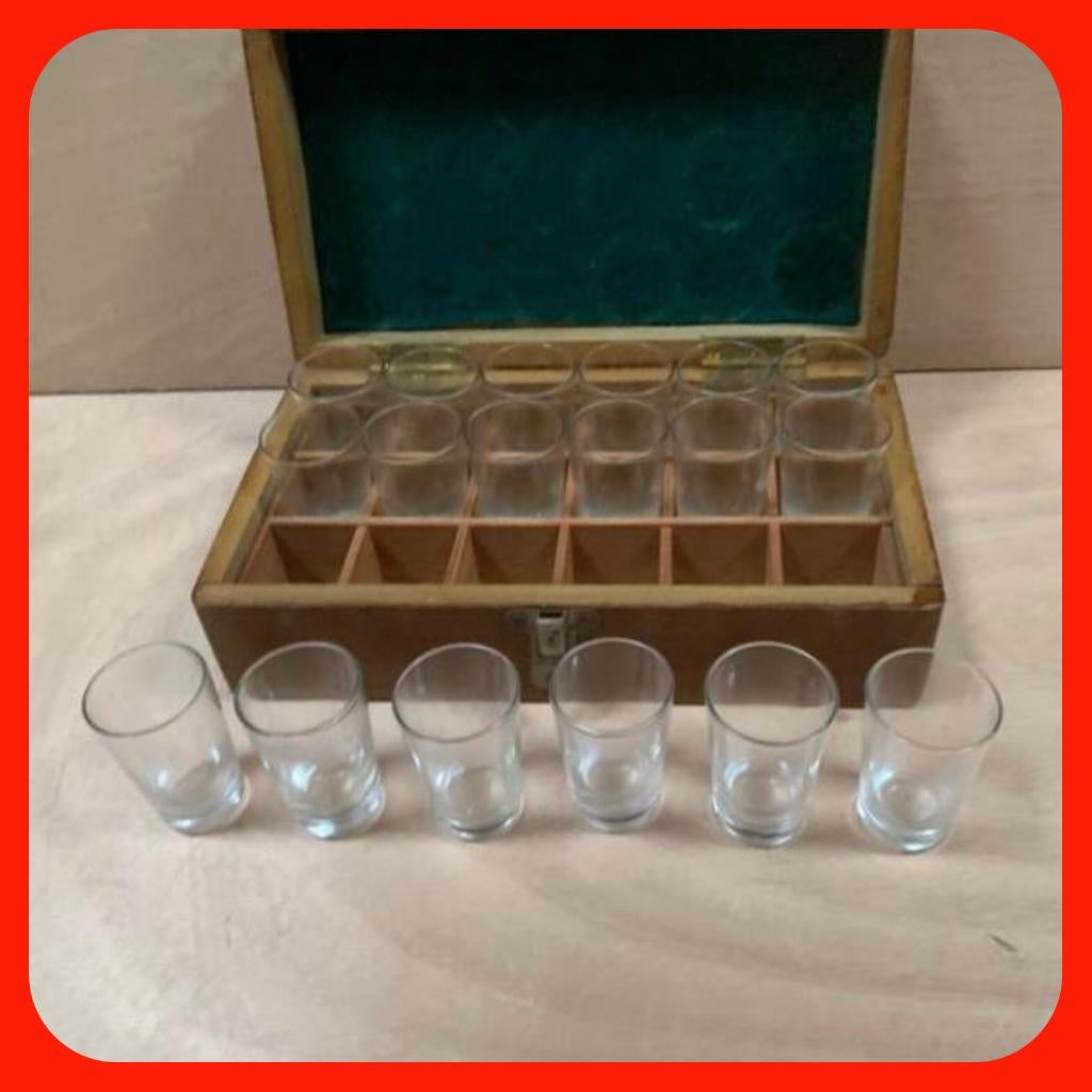 091. Medicijn Glaasjes in kistje antiek, Ophalen of Verzenden