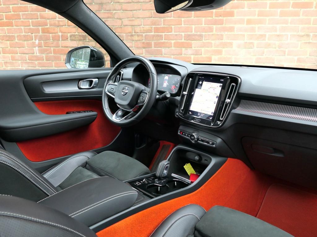 Volvo XC40 2.0 T4 R-Design 12MND garantie Panoramadak / Park, 15 km/l, Euro 6, 1969 cc, Wit