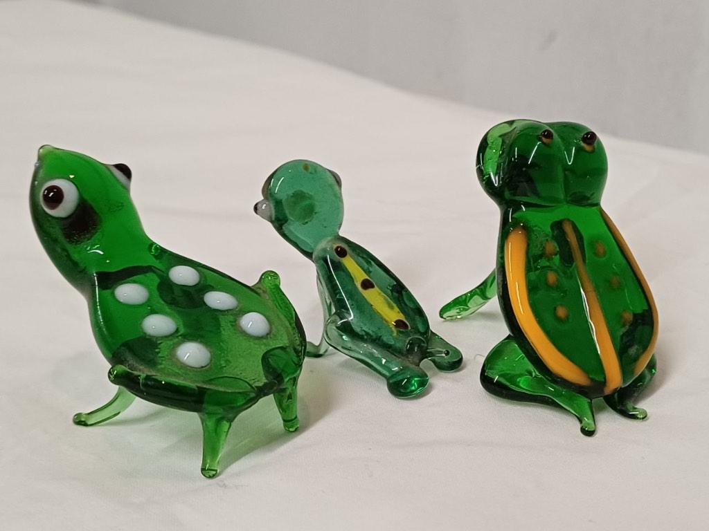 Miniatuur kikkers glas, Verzamelen, Dierenverzamelingen, Ophalen of Verzenden, Zo goed als nieuw, Reptiel of Amfibie, Beeldje of Figuurtje