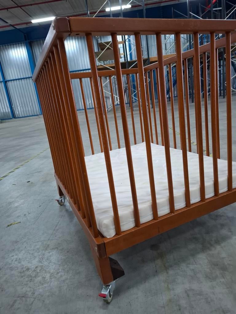 Te koop kinderbox, Ophalen, Wieltjes