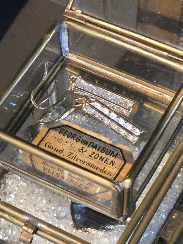 Vintage kooi oorbellen met ingesloten Swarovski / kristallen, Ophalen of Verzenden, Overige materialen