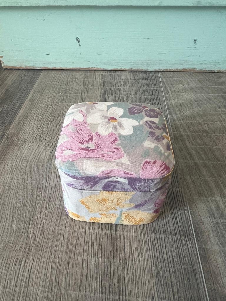 Vintage brocante Frans stoffen sieradendoosje doosje bakje, Antiek en Kunst, Curiosa en Brocante, Ophalen of Verzenden