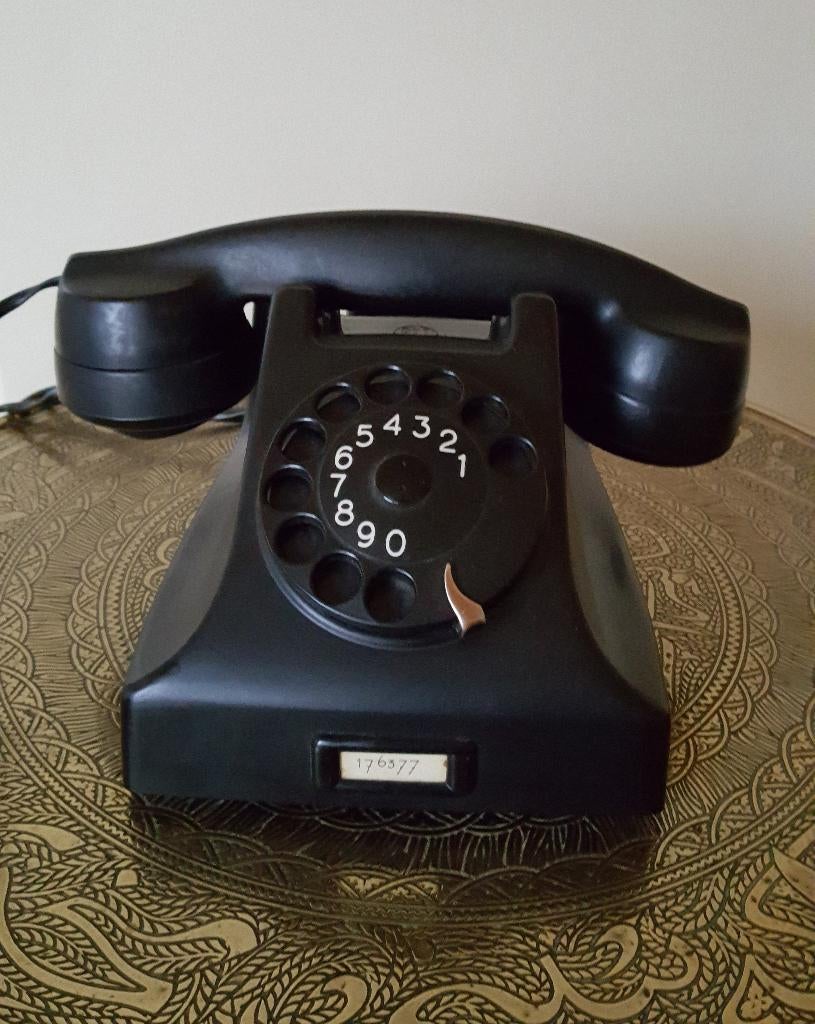 Het is 1951: De bakelieten Ericsson kwam!!, Ophalen of Verzenden, Gebruikt, Met draaischijf