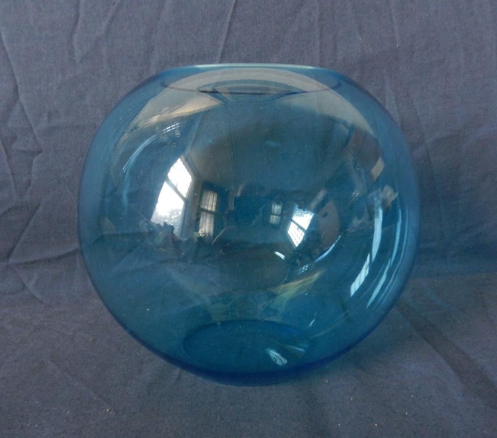 Bolvormige lichtblauwe glazen vaas Maastricht? Leerdam? h 15, Ophalen of Verzenden