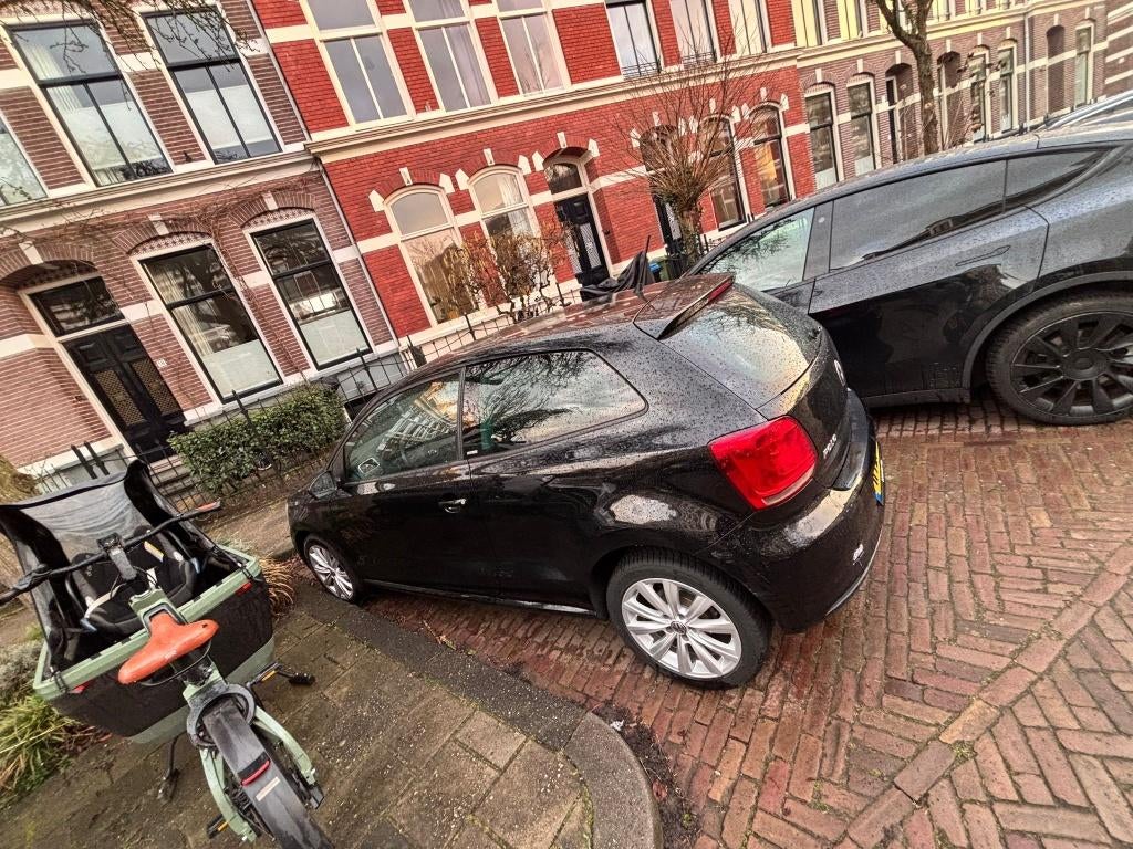 Volkswagen Polo 1.2 51KW 2011 Zwart, Auto's, Volkswagen, Voorwielaandrijving, 967 kg, 40 €/maand, Zwart