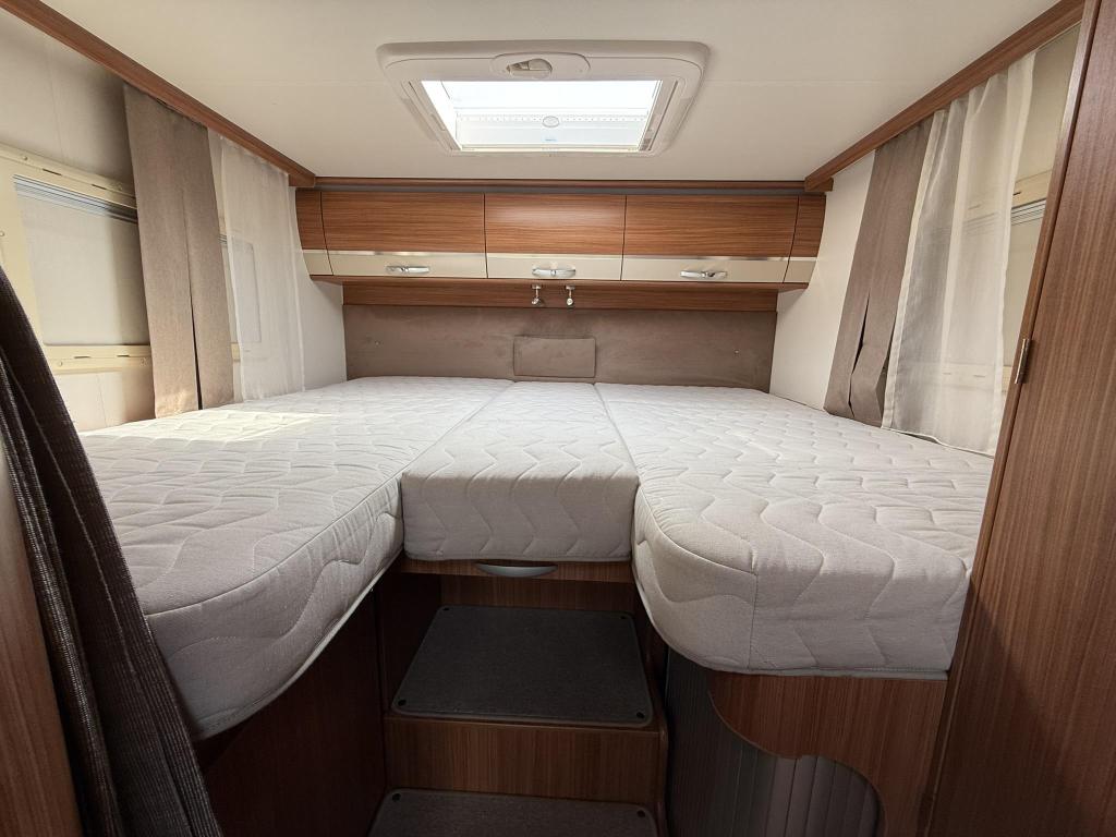 Adria Coral 670 SL - 2013 - Lengtebedden - degelijke camper, Niet ingevuld, Standaard zit, Ringverwarming, Luifel