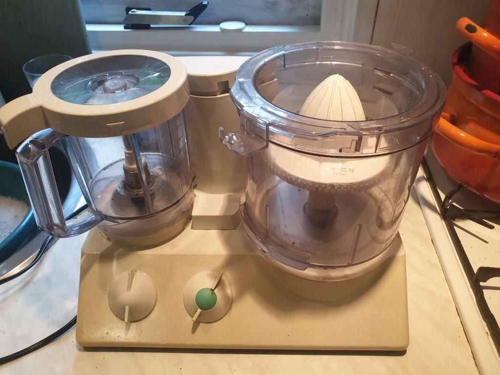 Braun Keukenmachine met diverse accessoires, 1 tot 2 liter, Ophalen of Verzenden, Gebruikt, 2 snelheden