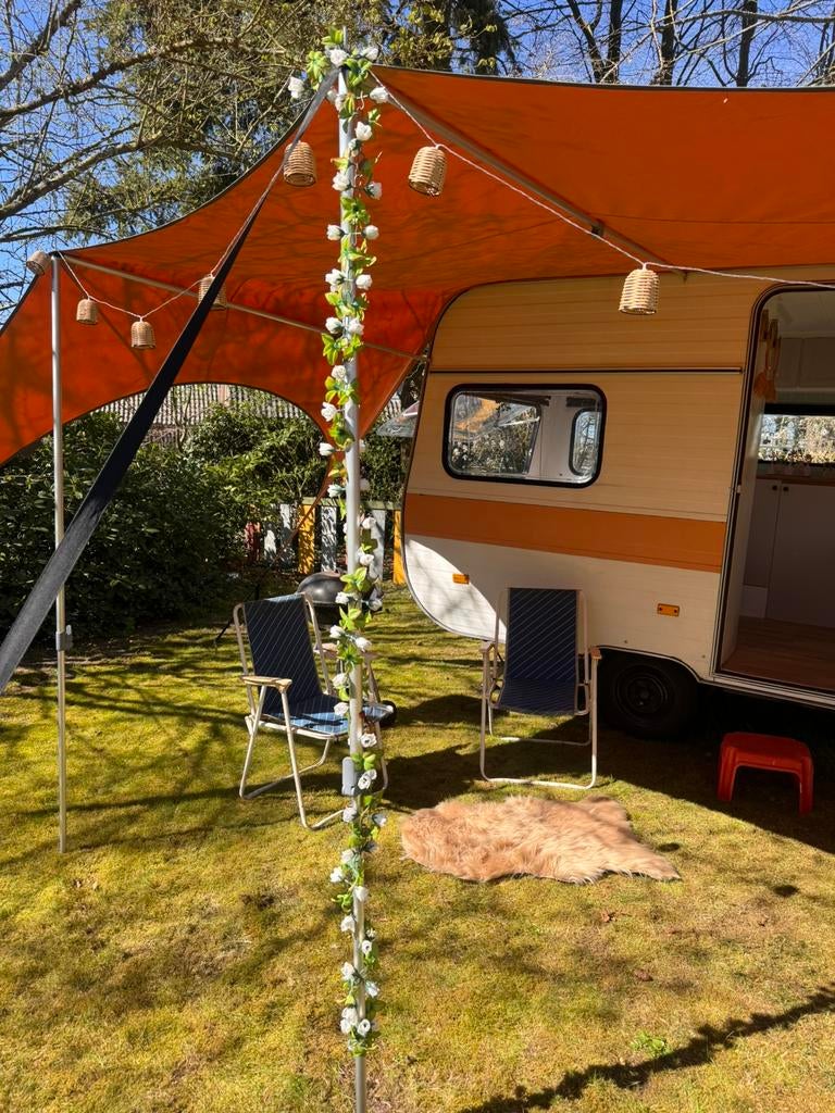 Wat een Baas! Retro geüpgraded caravan Adria 1984, Caravans en Kamperen, Caravans, Rondzit, Particulier, Adria, Luifel