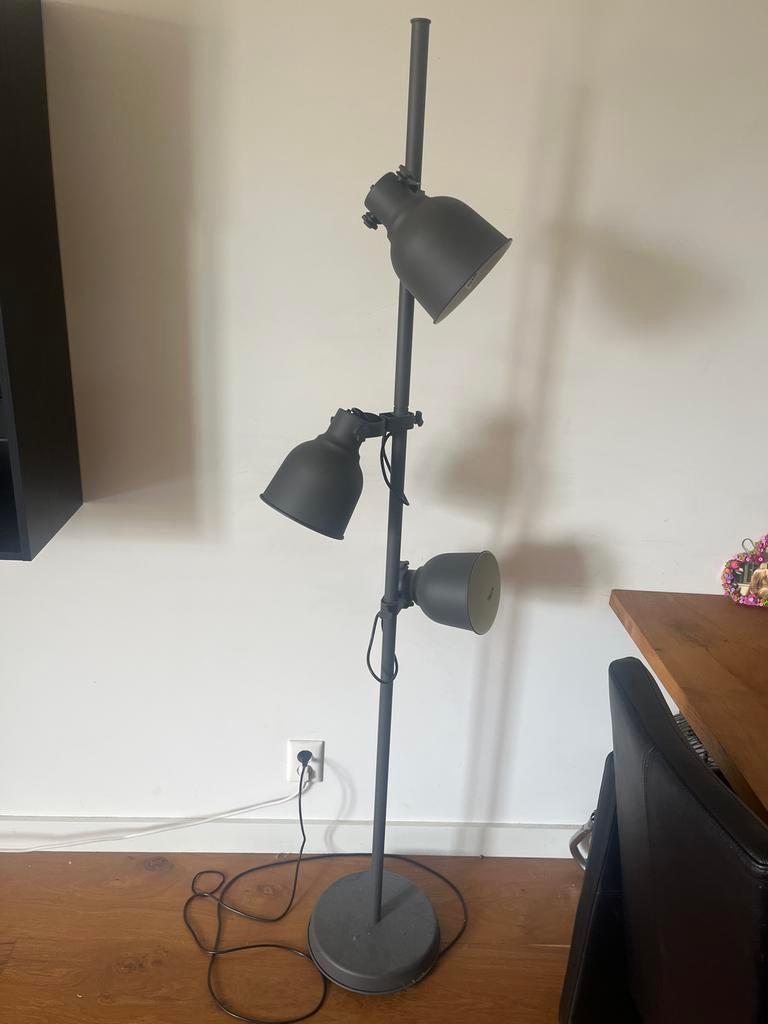 Verstelbare IKEA vloerlamp met 3 spots - Donkergrijs, Ophalen, Zo goed als nieuw, Metaal, 150 tot 200 cm
