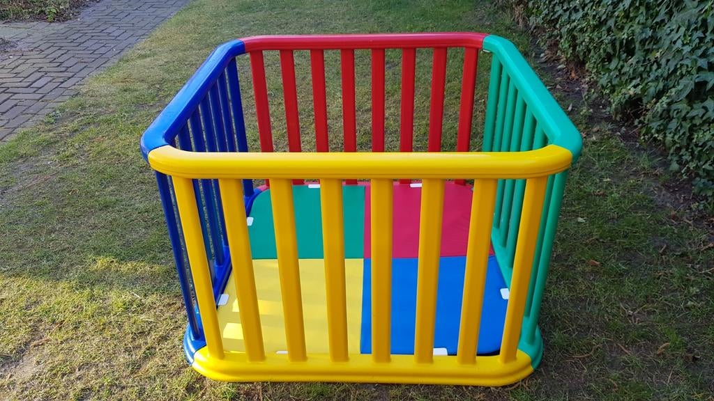 Kunststof box-speelplek Area Giochi Plebani (binnen/buiten, Kinderen en Baby's, Ophalen, Zo goed als nieuw, Rechthoekig