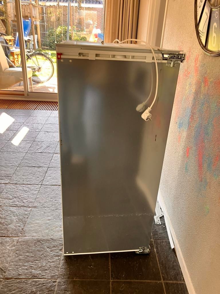 Koelkast Bosch Kir24V60, Ophalen, Zonder vriesvak, 200 liter of meer, 160 cm of meer