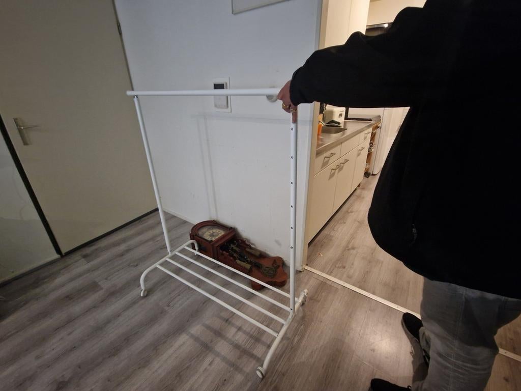 Wit metalen kledingrek, Ophalen, Met wielen, Zo goed als nieuw