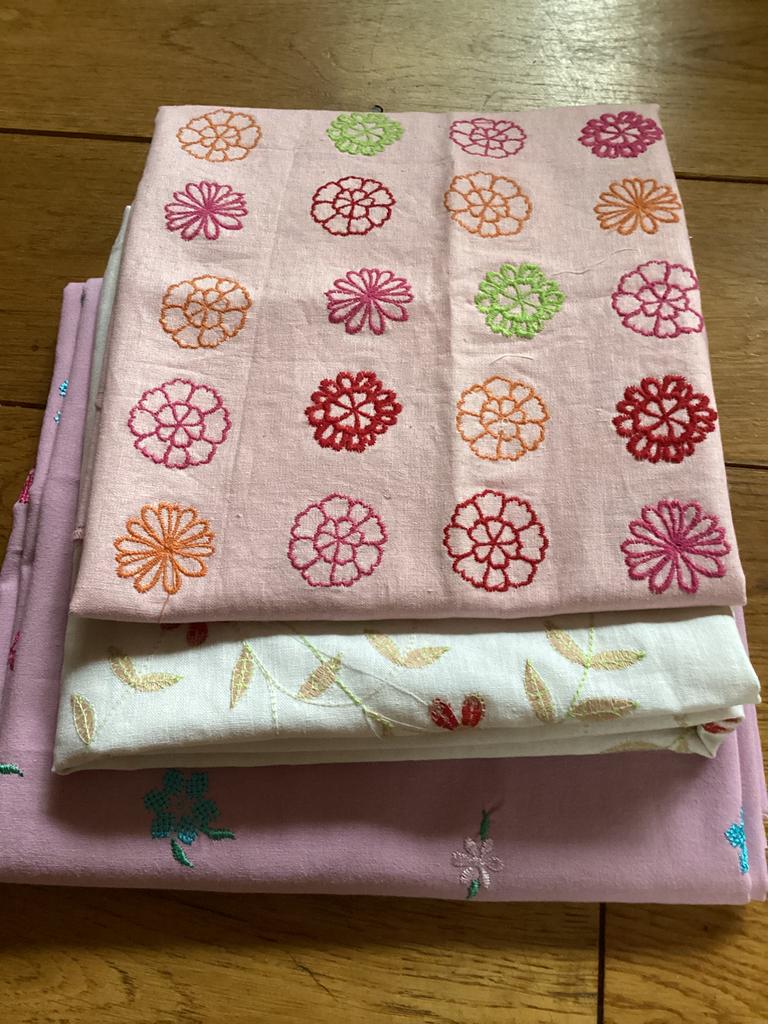 3 lapjes met bloemetjes, lila,  oud roze en wit, Nieuw, Ophalen of Verzenden, 30 tot 120 cm, Katoen