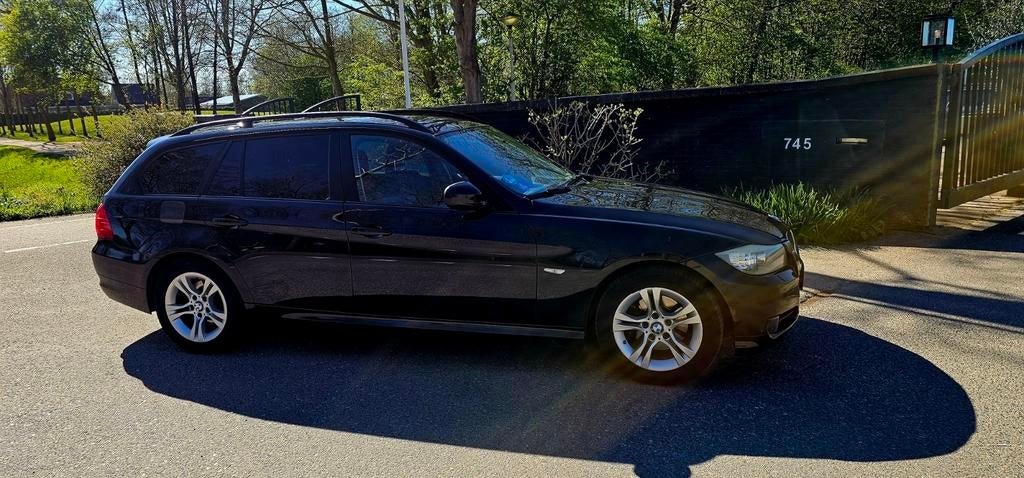 BMW 3-Serie 2.0 318 I Touring 2011 rijdt goed, Auto's, Achterwielaandrijving, Zwart, Origineel Nederlands, Handgeschakeld