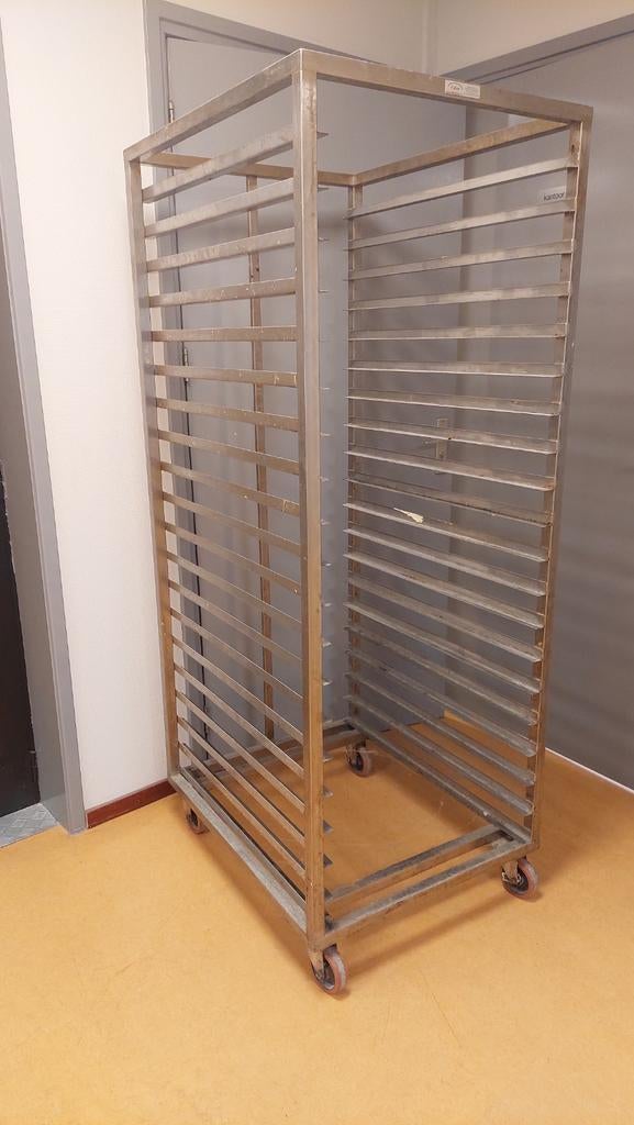 Bakkerij kast op wielen, Ophalen