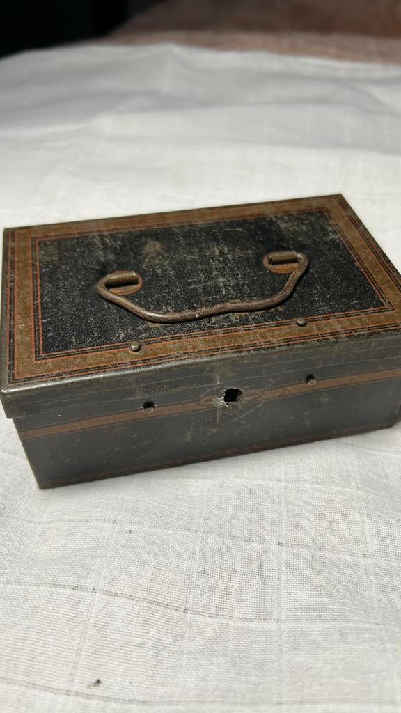 Oud metalen antiek geldkistje, Gebruikt, 50 tot 100 cm, Ophalen of Verzenden, X