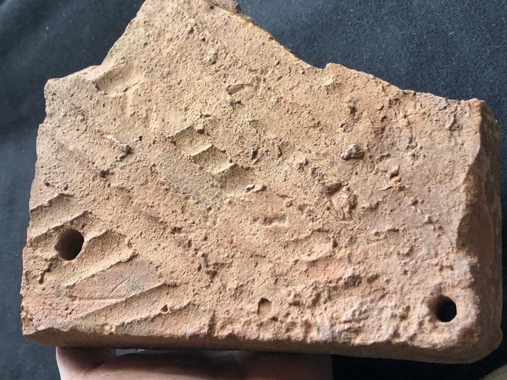 Bodemvondst NIJMEGEN romeinse TEGULA zeldzaam model 2 gaten!, Ophalen of Verzenden