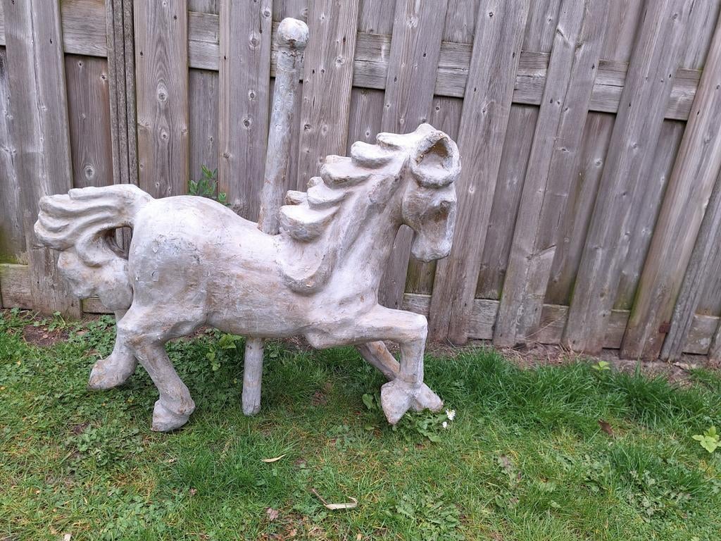 Papier maché etalage paard, Ophalen