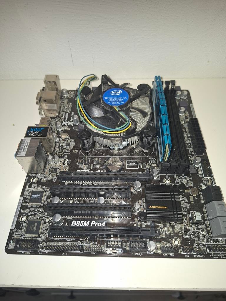 Moederbord set Asrock B85M pro4, Ophalen of Verzenden, Zo goed als nieuw, DDR3