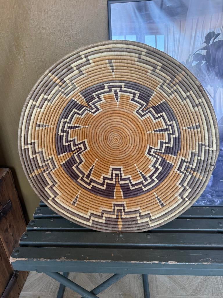 Grote handgeweven afrikaanse mand oeganda 56cm, Huis en Inrichting, Woonaccessoires | Schalen en Manden, Ophalen, Gebruikt, Rond