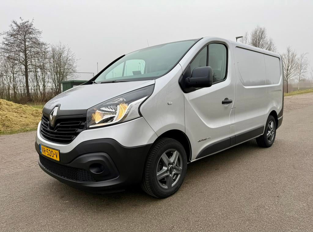 Zéér nette Renault Trafic 1.6 DCI L1H1 2015 (marge), Voorwielaandrijving, Euro 5, Stof, Zwart