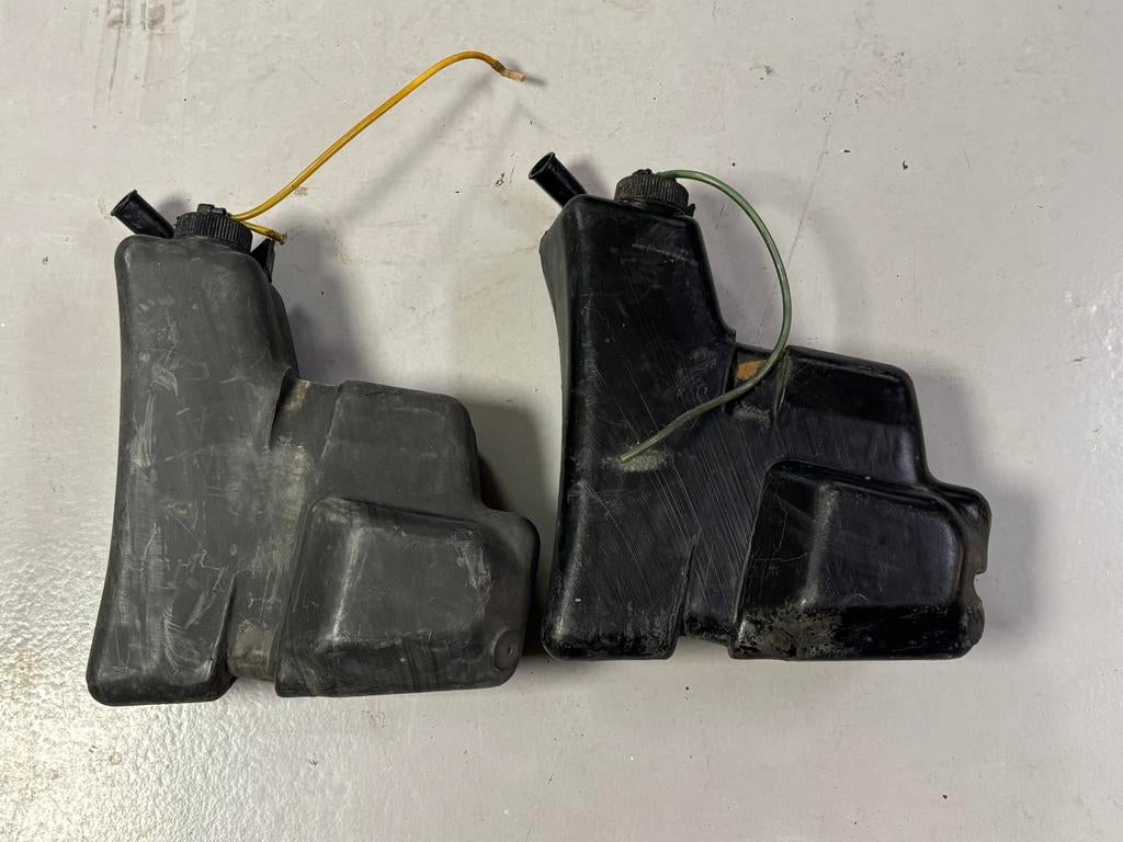 Te koop: 2 ruitensproeier vloeistof tankjes 911 G model, Auto-onderdelen, Brandstofsystemen, Ophalen of Verzenden, Porsche