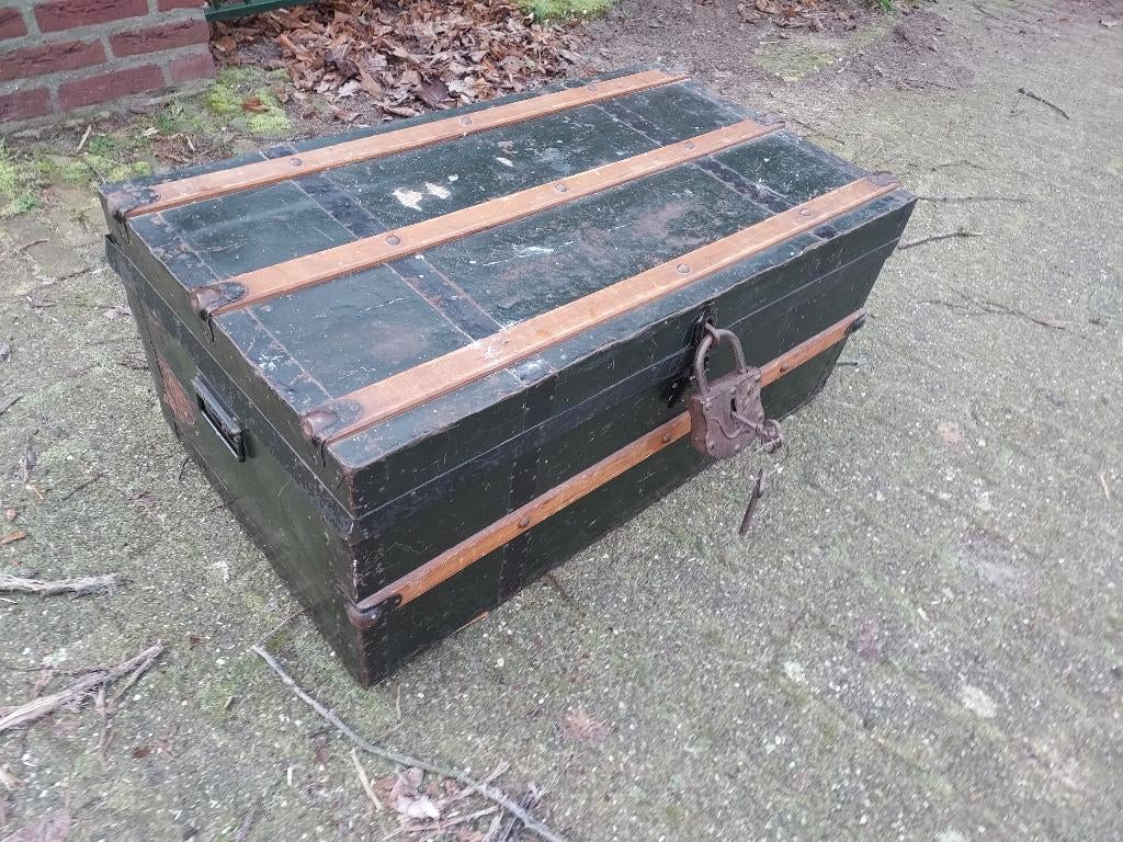 Antieke hutkoffer donkergroen met platte deksel en hangslot., Ophalen