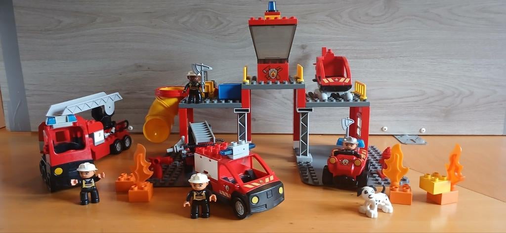 Duplo 5601 brandweerkazerne met extra's, Kinderen en Baby's, Speelgoed | Duplo en Lego, Ophalen of Verzenden, Zo goed als nieuw