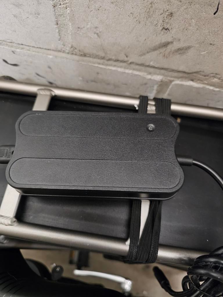 Acculader voor qwic, batavus, gazelle e-bike, Ophalen of Verzenden, Zo goed als nieuw