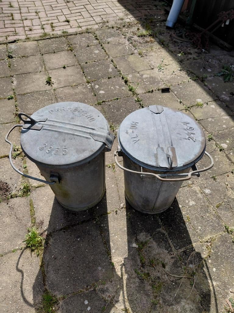 2 zinken vuilnisemmers - 1 bodem slecht, Ophalen