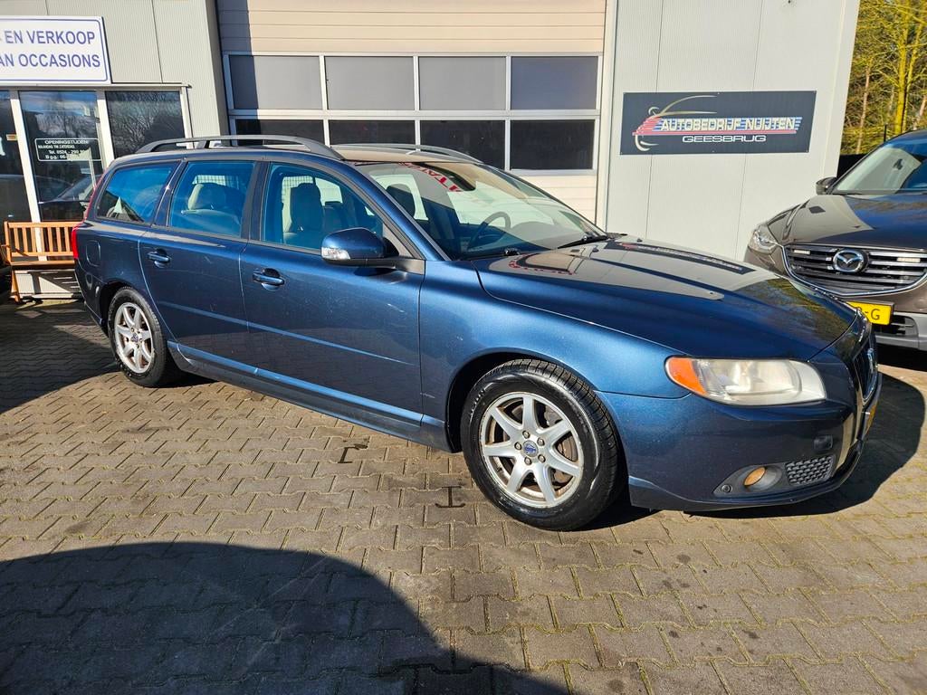 Volvo V70 2.4 D5 Momentum LEER..TREKHAAK, Auto's, Volvo, Voorwielaandrijving, 15 km/l, Blauw, Traction-control