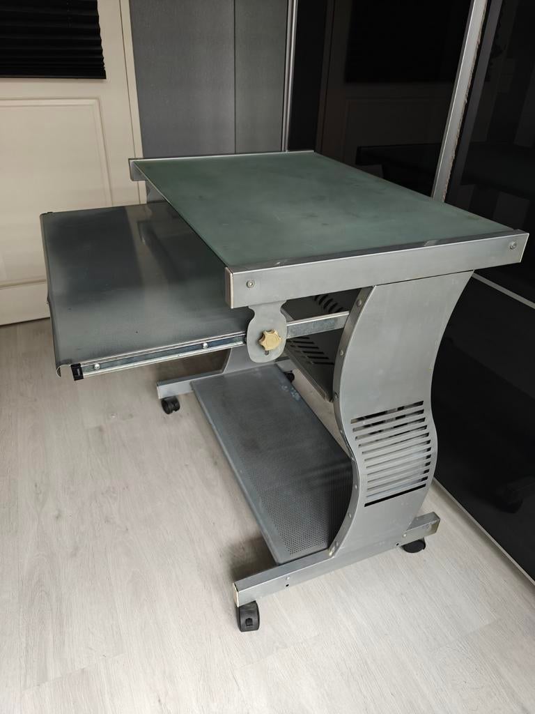 Handige computertafel, Ophalen