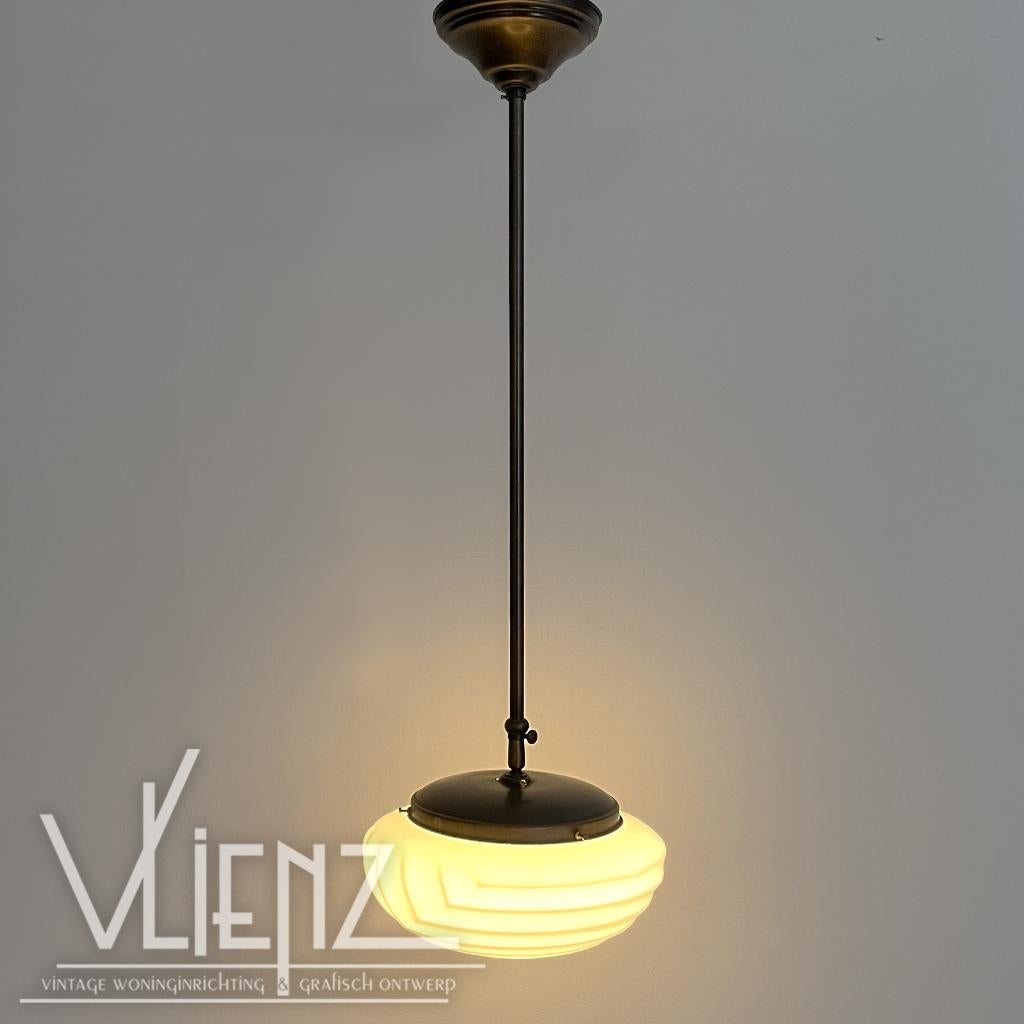 Art deco stijl hanglamp, lamp melk glas schaal, Huis en Inrichting, Lampen | Hanglampen, Gebruikt, 75 cm of meer, Glas, Metaal