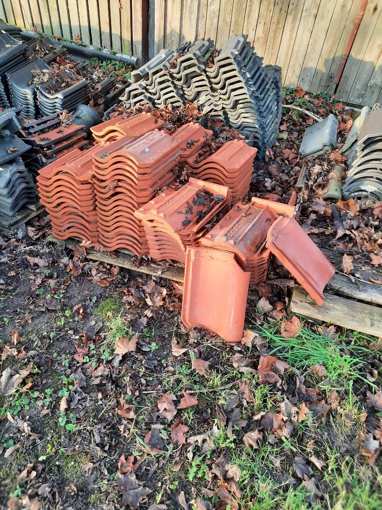 20 onderpannen + 3 gevelpannen, Ophalen, Steen of Klei, Zo goed als nieuw, 15 m² of meer