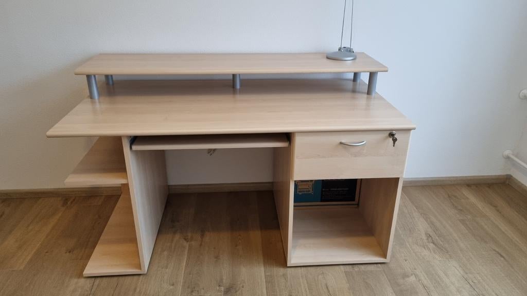 Bureau met uitschuiflade en slot, Ophalen, Zo goed als nieuw