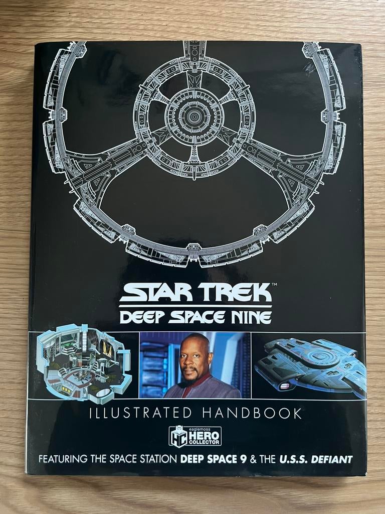Star Trek Deep Space Nine Illustrated Handbook, Ophalen of Verzenden, Zo goed als nieuw