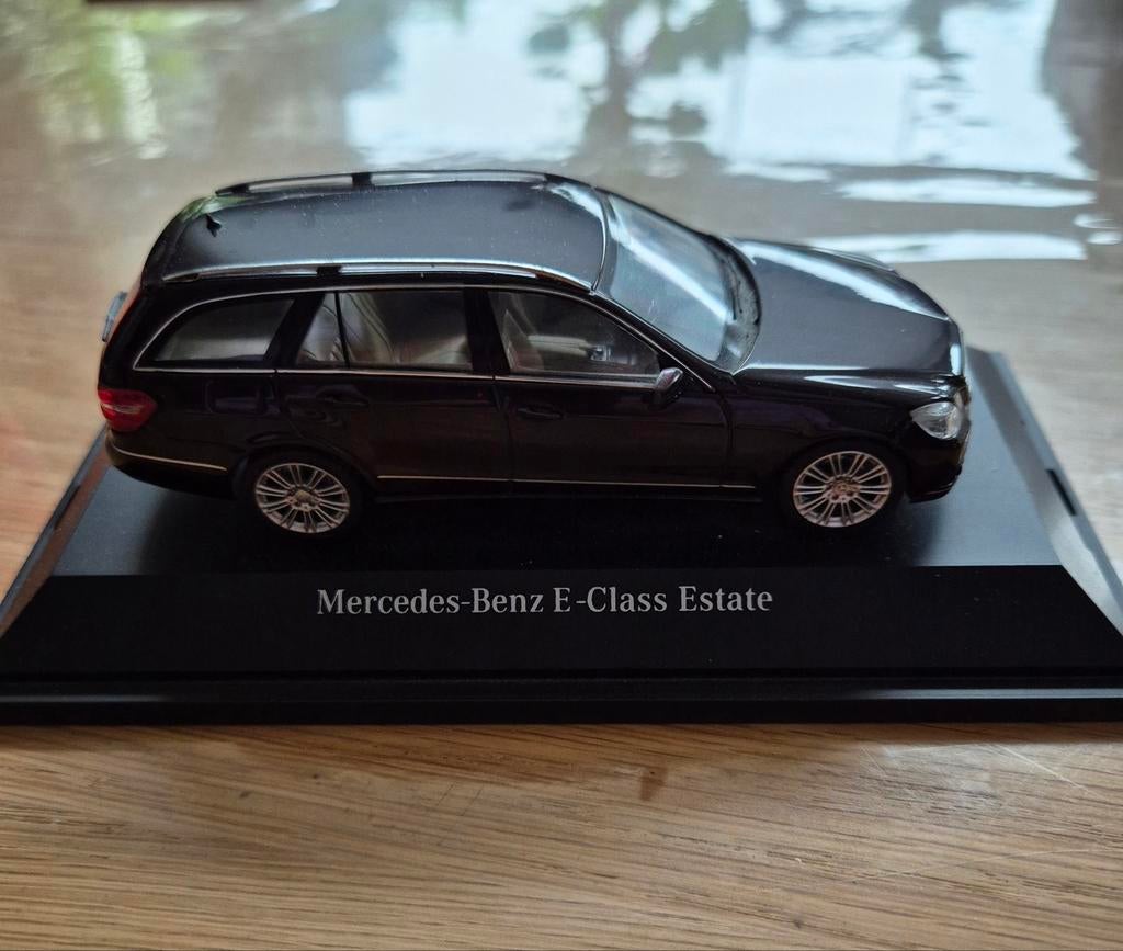 Miniatuur Mercedes-Benz E-Class Estate, Hobby en Vrije tijd, Modelauto's | 1:18, Ophalen of Verzenden, Zo goed als nieuw, Auto