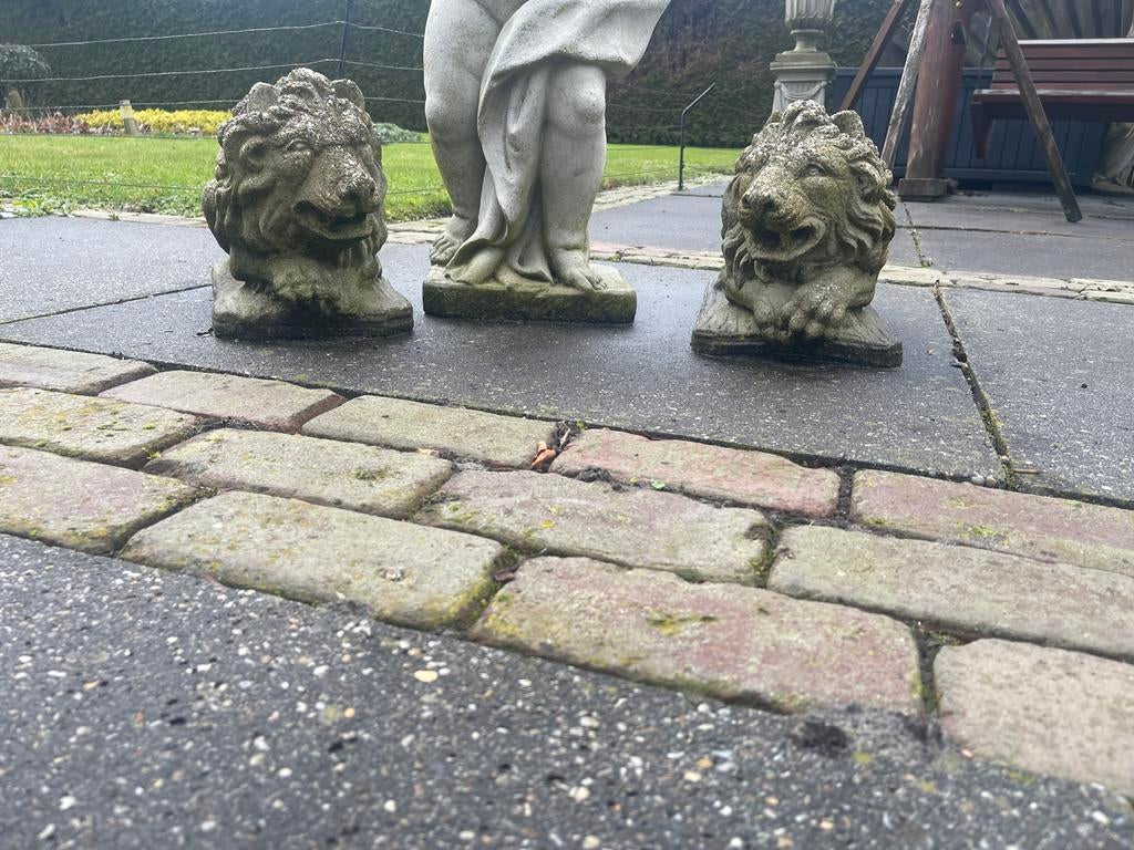 2 Liggende Leeuwen Tuinbeelden - 50cm, Ophalen of Verzenden, Gebruikt, Beton, Dierenbeeld