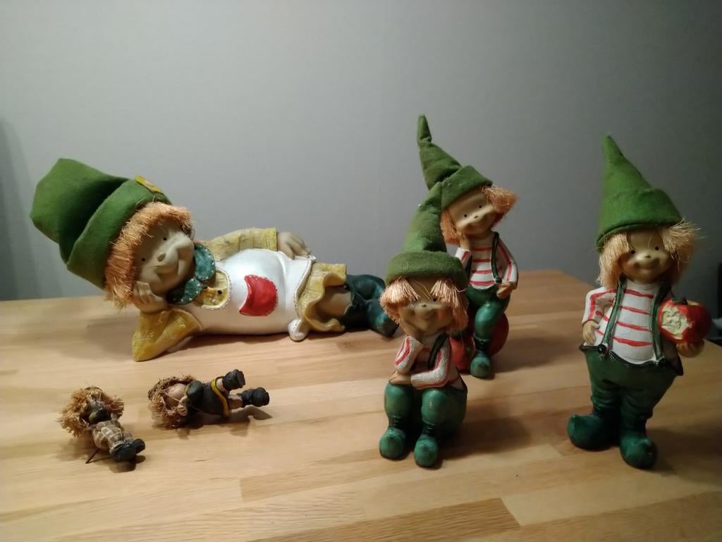 Verschillende kabouters beeldjes met groene puntmutsen, Ophalen of Verzenden