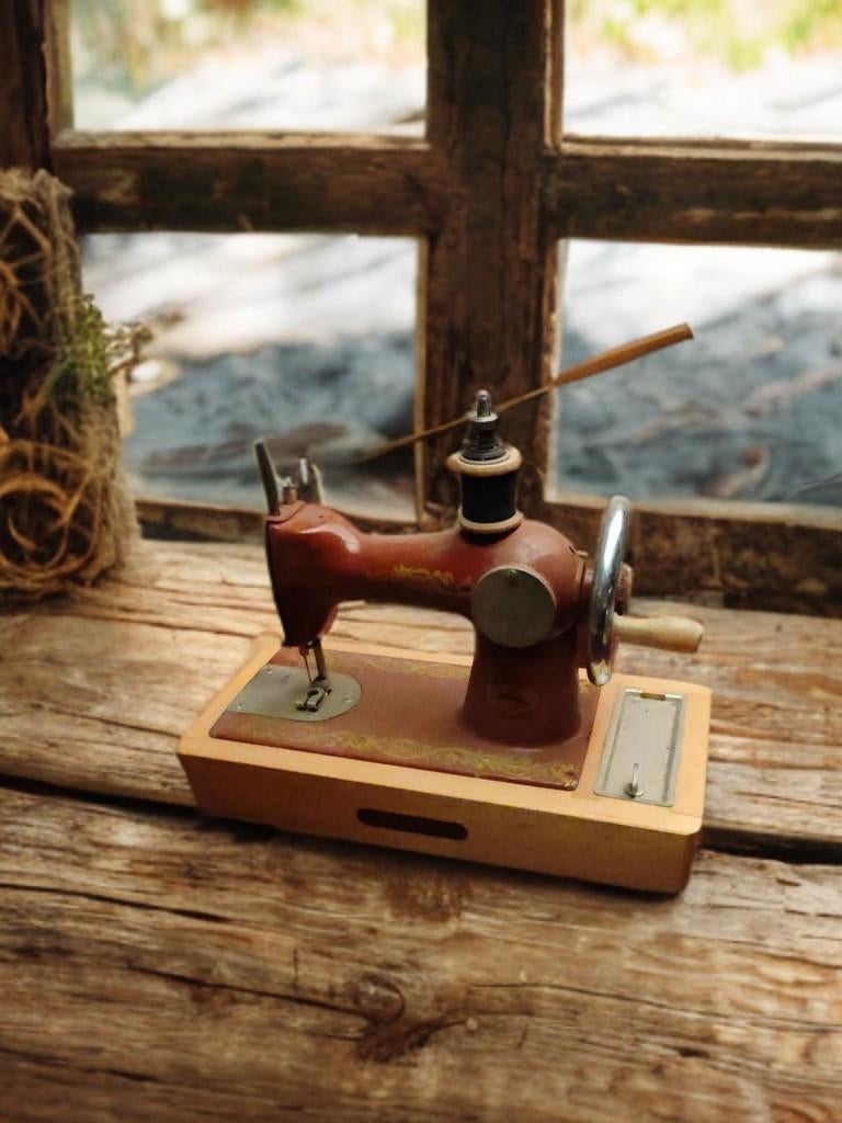 Vintage Orsha Kindernaaimachine USSR, Antiek en Kunst, Antiek | Speelgoed, Ophalen