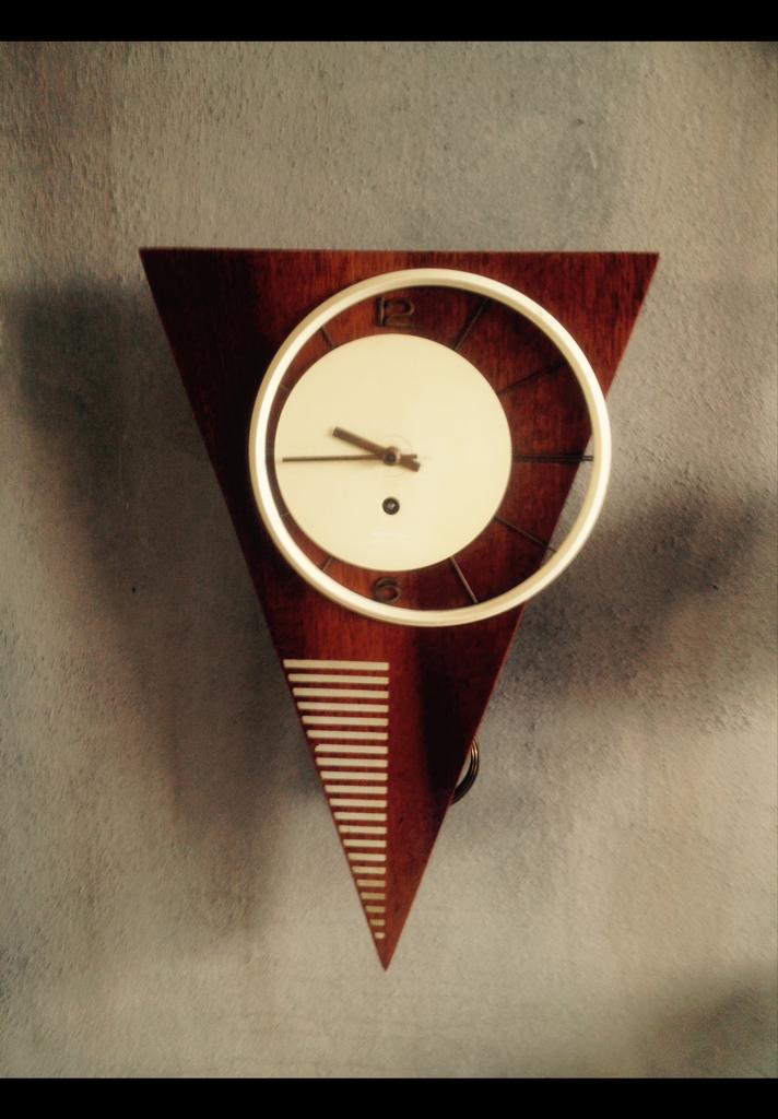 Vintage Driehoek Wandklok 50s, Ophalen of Verzenden