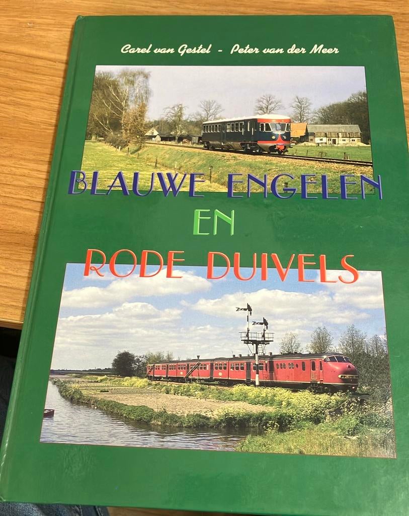 Blauwe Engelen en Rode Duivels 1ste druk, Hobby en Vrije tijd, Modeltreinen | H0, Overige merken, Boek, Tijdschrift of Catalogus